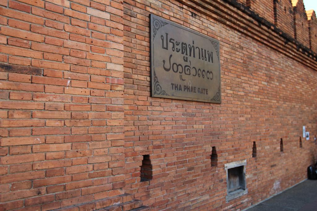 Z'S Hostel At Tha Phae Gate Чиангмай Екстериор снимка