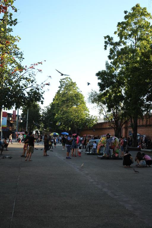 Z'S Hostel At Tha Phae Gate Чиангмай Екстериор снимка